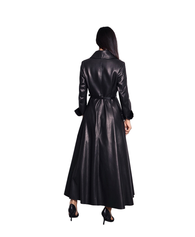 Women’s maxi faux-leather trench coat in black – front view
Belt detail – black faux-leather trench
Side profile – maxi faux-leather trench
Fabric/lining close-up – red faux-leather trench